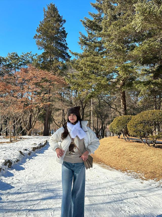 7 Potret Lea Ciarachel Liburan Ke Korea Selatan, Tampil Menawan Pakai Hanbook