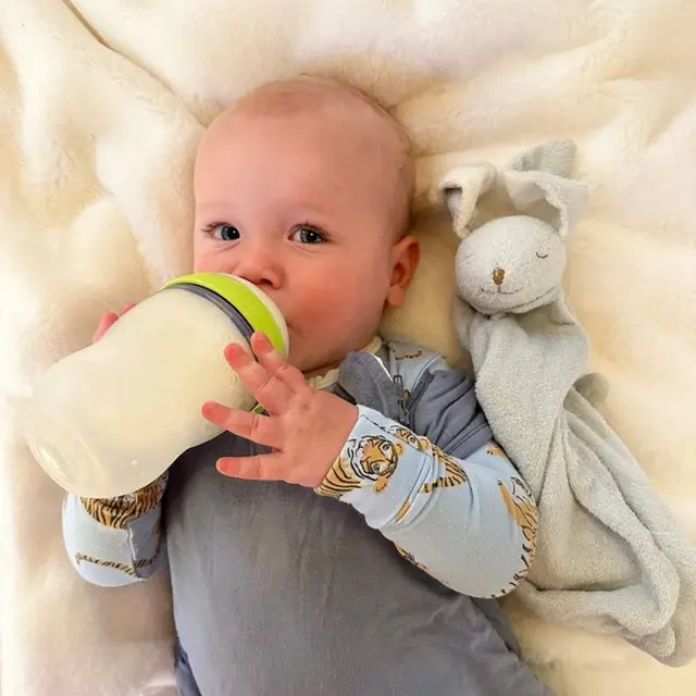 Ilustrasi Bayi Minum Susu