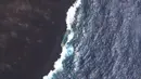 Foto satelit menunjukkan kapal tanker minyak berbendera Mauritius Tresta Star terlihat kandas di pulau Reunion di lepas Madagaskar setelah Topan Batsirai Senin, 7 Februari 2022. (Planet Labs PBC via AP)