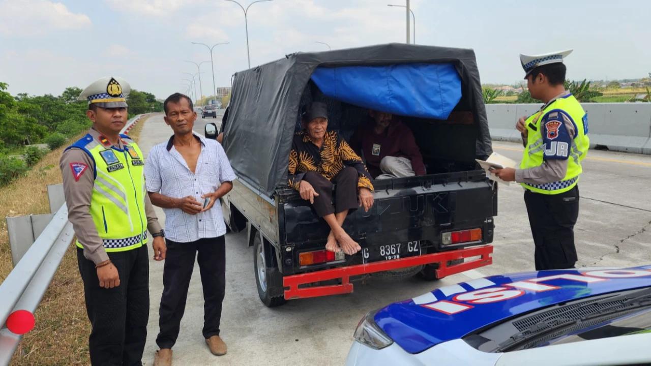 Aksi Nekat Sopir Pikap Angkut Penumpang di Bak Terbuka Lintasi Jalan Tol Brebes–Batang, Endingnya Diadang, Ditilang dan Diusir