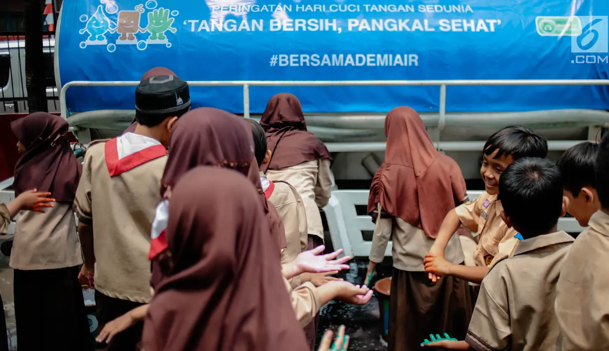 Siswa antre mencuci tangan ketika Hari Cuci Tangan Pakai Sabun Sedunia di Jakarta, Rabu (17/10). Kegiatan ini juga untuk menanamkan sejak dini perilaku hidup bersih dan sehat agar mengurangi resiko penularan penyakit. (Liputan6.com/Faizal Fanani)