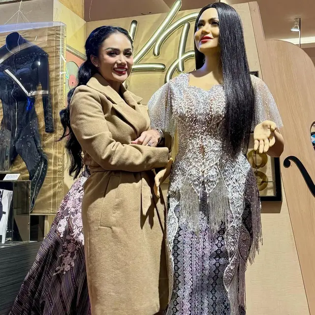 Momen Kris Dayanti Bertemu dengan Patung Dirinya, Persis Banget Bak Kembaran
