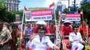 Hendar Prihadi dan Hevearita Gunaryanti menyapa warga saat di arak dengan becak usai pelantikan di Semarang , Rabu (17/2). 17 pasangan kepala daerah diambil sumpah jabatan masing-masing untuk daerah Jawa Tengah. (Liputan6.com/Gholib)