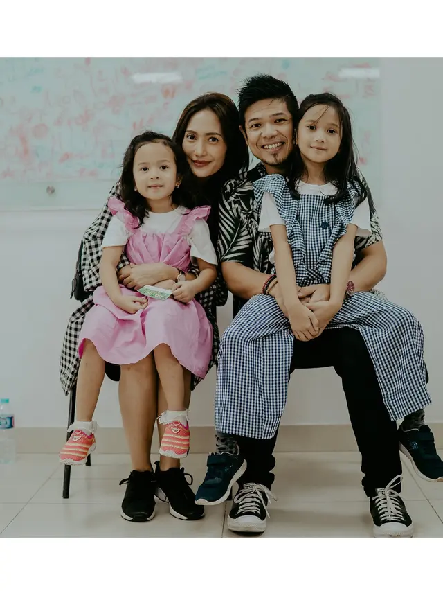 Enggak Menyangka, 6 Seleb Ini Menikah dengan Fans Sendiri