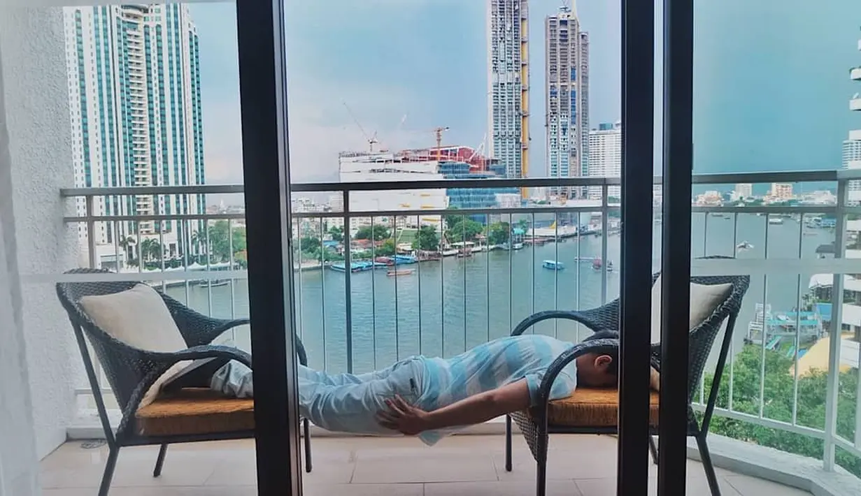 "Hotel berikutnya.." masih sama dengan pose pertama saat tiba dihotel, Dika kembali berpose tengkurap di atas kursi di Shangri-La Hotel, Bangkok. Kali ini, dengan menggunakan dua kursi sebagai alasnya. (instagram/raditya_dika)