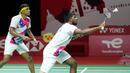 Menurut laporan BWF, pasangan India tersebut menyatakan mundur usai muncul rekomendasi dari dokter yang menangani Chirag Shetty (kiri). Shetty telah melakukan perawatan pada lututnya sejak Olimpiade Tokyo 2020. (AP/Dita Alangkara)