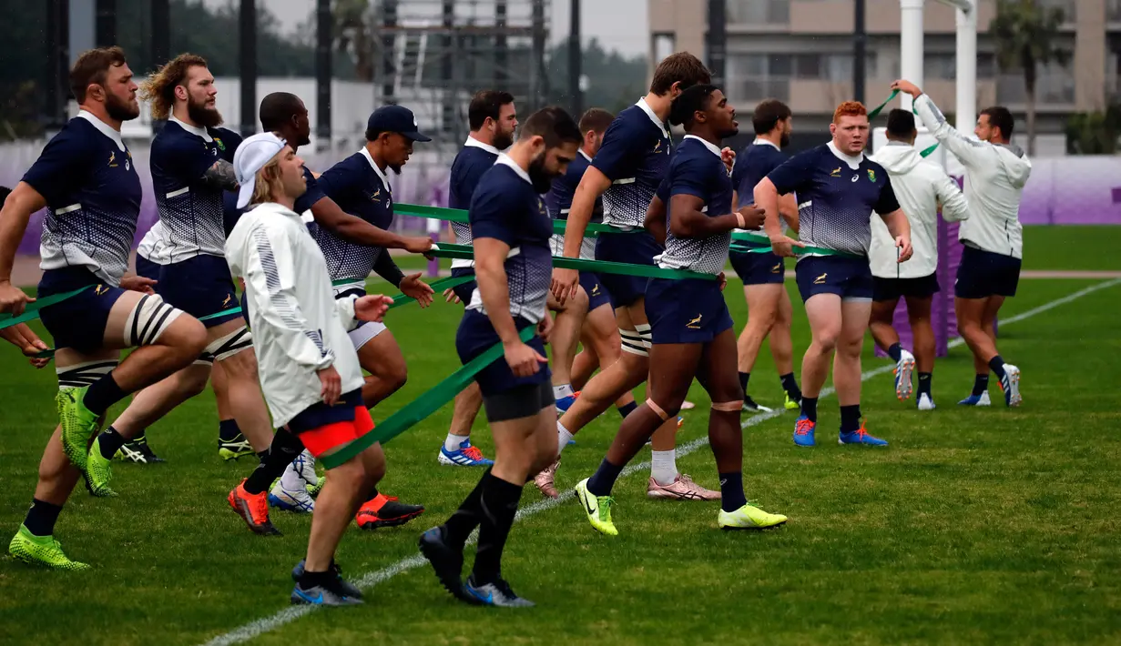 Para pemain rugby Afrika Selatan melakukan pemanasan saat sesi latihan di Urayasu, Jepang, Selasa (29/10/2019). Afrika Selatan akan menghadapi Inggris di final Piala Dunia Rugby 2019. (AP Photo/Christophe Ena)