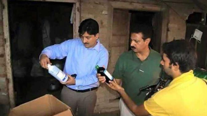 Pemerintah setempat mengecek adanya perusahaan Coca Cola palsu di Gujranwala, Pakistan.