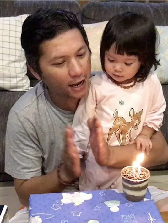 "Bangun tidur tiup lilin kecil hihi.. happybday Obos 👏🏻👏🏻 #gempi2tahun" tulis Gading dalam video yang diunggah pada akun Instagram. (dok. Instagram)