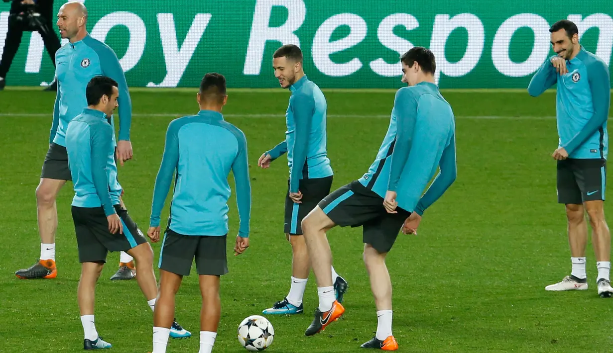 Para pemain Chelsea saat menghadiri sesi latihan di stadion Camp Nou di Barcelona (13/3). Chelsea akan bertanding melawan wakil Spanyol Barcelona pada leg kedua babak 16 Liga Champions. (AFP Photo/Pau Barrena)