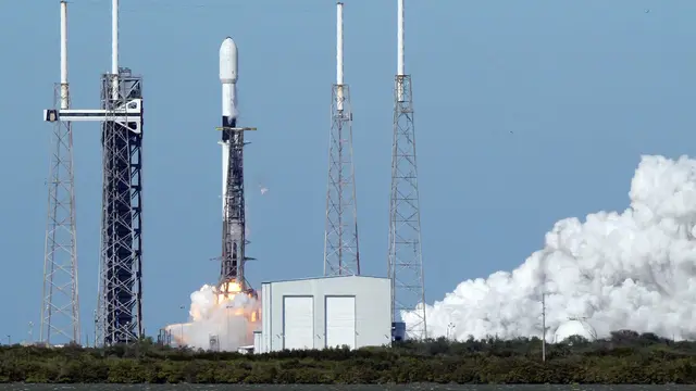 Roket Falcon 9 yang meluncur dari Cape Canaveral Florida sebagai wahana yang mengantarkan Satelit Merah Putih 2 menuju orbit