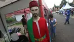 Pengunjung melihat produk yang ditawarkan dalam acara Festival Budaya Betawi Rupa-Rupa Jakarta di Zona A Setu Babakan, Jakarta, Rabu (14/9). (Liputan6.com/Immanuel Antonius)