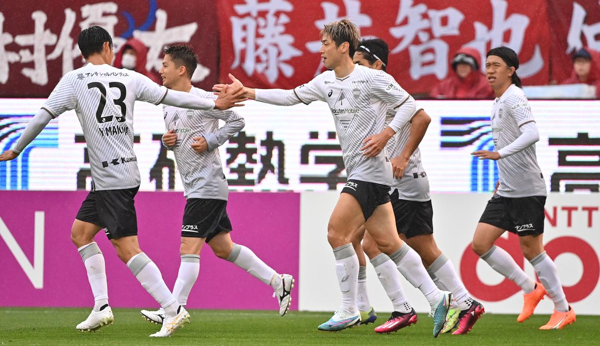 Vissel Kobe saat ini duduk di puncak singgasana Liga Jepang dengan torehan 52 poin dari 26 laga.
Meski begitu mereka tak bisa santai, Yokohama F. Marinos di tempat kedua hanya berselisih dua poin, artinya tiga poin wajib didapatkan Vissel saat melawan Sanfrecce. (Dok. J.League)