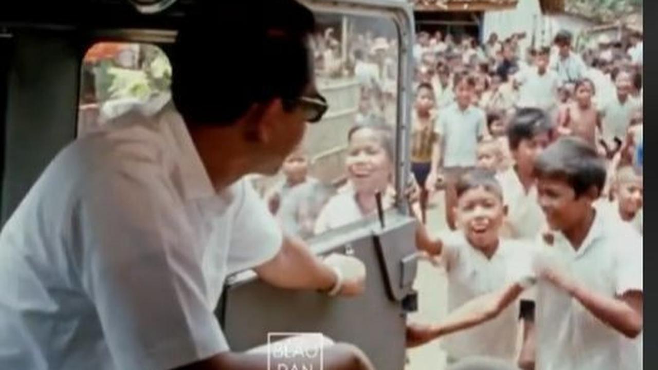 Anak-anak kecil pun turut mengerubungi Ali.