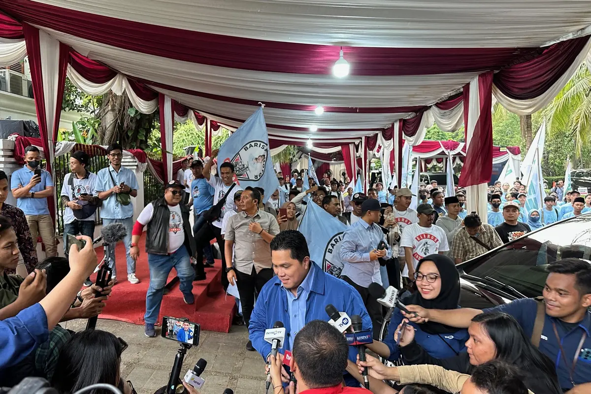 Menteri BUMN Erick Thohir turut mengawal capres nomor urut dua Prabowo Subianto di kediaman Kertanegara, Jakarta Selatan, sebelum mengikuti ajang debat capres 2024 di JCC, Senayan, Jakarta.