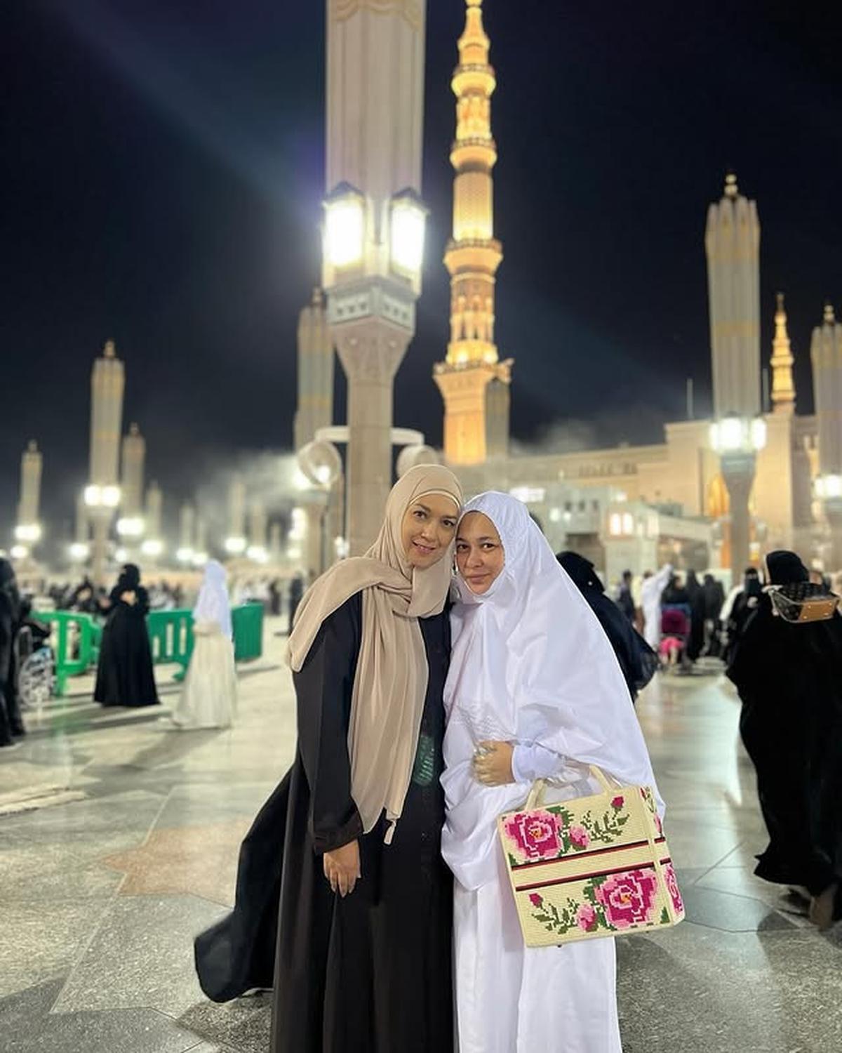 Penampilan Ira Wibowo Berhijab Saat Umrah Bikin Pangling, Ungkap Hal Istimewa Ini Ketika di Tanah Suci