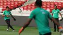 Kiper Timnas Indonesia, Angga Saputra, menendang bola saat latihan jelang laga kualifikasi Piala Dunia 2022 di SUGBK, Jakarta, Minggu (8/9). Indonesia akan berhadapan dengan Thailand. (Bola.com/M Iqbal Ichsan)