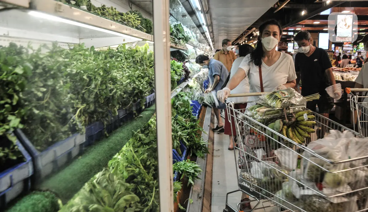 Pengunjung saat berbelanja bahan kebutuhan pokok di Mal Artha Gading, Jakarta, Selasa (28/12/2021). Memasuki tahun baru daya beli masyarakat mengalami peningkatan hingga 20 persen dibandingkan bulan sebelumnya meskipun harga sejumlah bahan kebutuhan pokok melonjak. (merdeka.com/Iqbal S Nugroho)