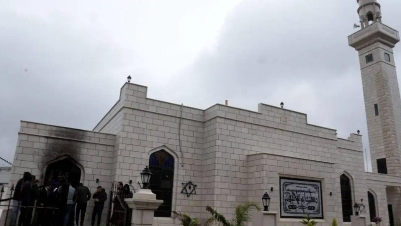 Pemukim Ilegal Israel Bakar Habis Masjid di Tepi Barat, 14.000 Pohon Zaitun juga Dirusak