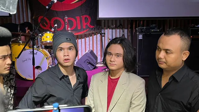 Dul Jaelani mendirikan Qodir Band
