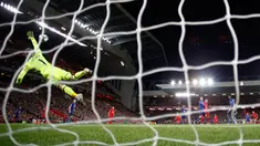 Aksi penyelamatan penjaga gawang Manchester United, David De Gea dalam pertandingan liga Inggris, Liverpool kontra MU di stadion Anfield, Liverpool, Inggris (17/17). Pada pertandingan ini kedua tim bermain imbang tanpa gol. (Reuters/Phil Noble)