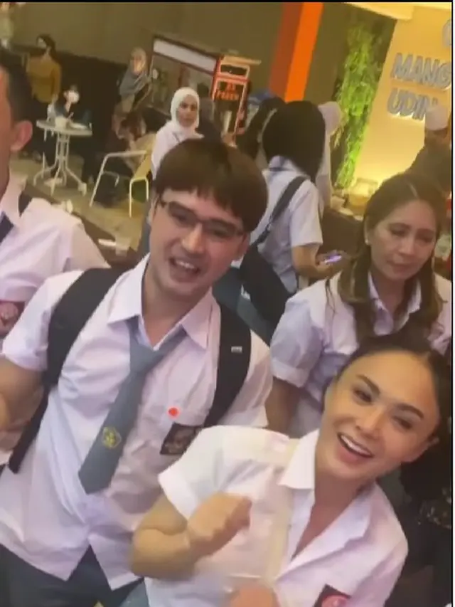 Yuni Shara di ulang tahun Ussy Sulistiawaty yang ke-41. (Instagram @yunishara36)