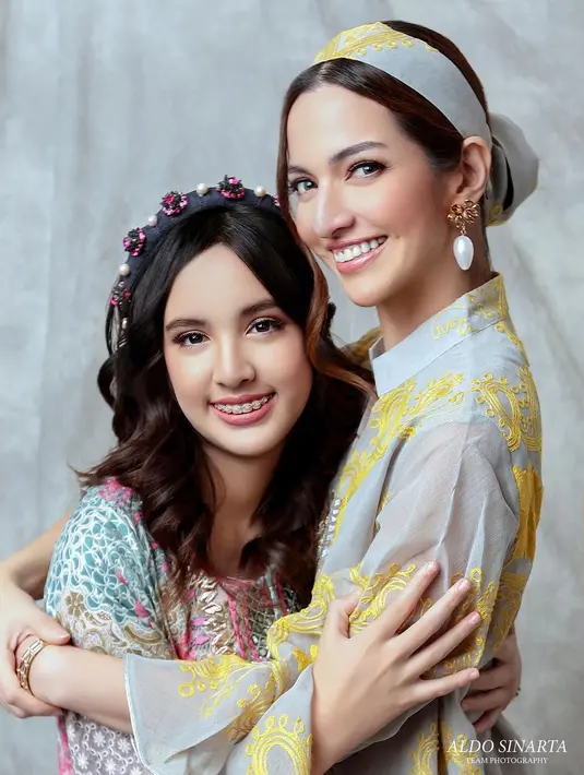 Berpose saling memeluk, kehangatan ibu dan anak ini sangat terasa. Seiring dengan bertambah usianya makin cantik, netizen sebut jika Nia Ramadhani melahirkan saingannya sendiri. Pasalnya kini anak sulung Ardi Bakrie tak kalah populer dari ibundanya. Cantik mirip barbie, ada netizen yang berkomentar kalau seketika sulit membedakan ibu dan anak artis ini. (Liputan6.com/IG/@hanzhp)