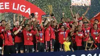 Para pemain Bali United merayakan gelar juara Liga 1 2019 di Stadion Kapten I Wayan Dipta, Bali, Minggu (22/12). Bali berada di peringkat satu dengan meraih 64 poin. (Bola.com/Aditya Wany)