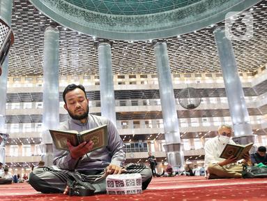 Umat Muslim membaca Al-Qur'an di Masjid Istiqlal, Jakarta, Jumat (7/3/2025). (Liputan6.com/Angga Yuniar)