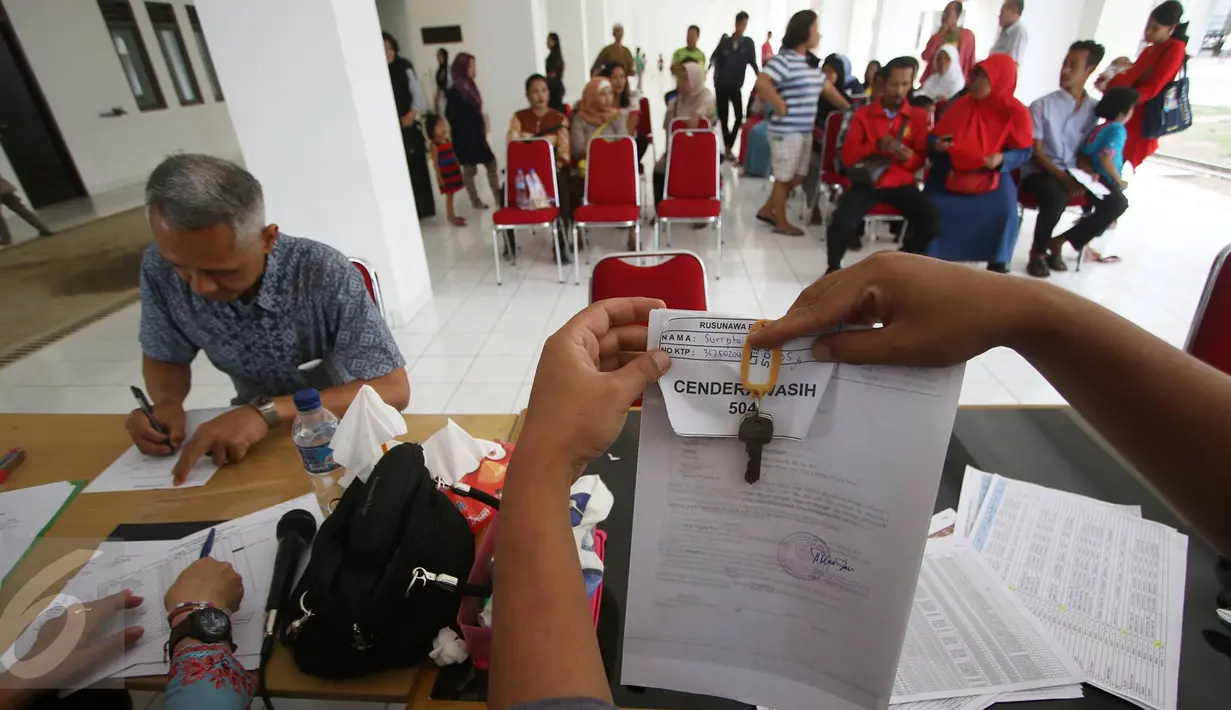 Warga mengikuti proses pengundian Rusun Rawa Bebek di Jakarta Timur, Kamis (6/10). Hari ini, sebanyak 27 keluarga dari 4 RW di Bukit Duri, Jaksel, mengikuti pengundian dan mengambil kunci untuk menempati Rusun Rawa Bebek. (Liputan6.com/Immanuel Antonius)
