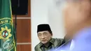 Terdakwa mantan Bupati Bangkalan Fuad Amin (kiri) saat mendengarkan keterangan saksi di Pengadilan Tipikor, Jakarta, Kamis (6/8/2015). Agenda sidang tersebut mendengarkan keterangan 17saksi. (Liputan6.com/Helmi Afandi)