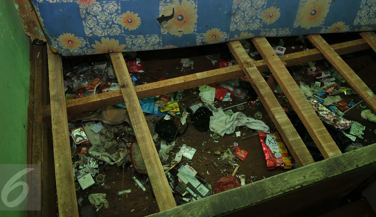 Kondom berserakan dengan sampah di salah satu kamar di sebuah kafe yang mulai ditinggalkan di Kalijodo, Jakarta, Kamis (18/2). Lokalisasi itu mulai ditinggalkan penghuni sejak berkembangnya wacana penggusuran kawasan Kalijodo (Liputan6.com/Gempur M Surya)