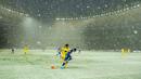 Hujan salju turun saat pertandingan Liga Jerman antara Hertha BSC Berlin melawan TSG 1899 Hoffenheim di Stadion Olimpiade, Berlin, Jerman, (22/11/2015). (AFP Photo/Odd Andersen)