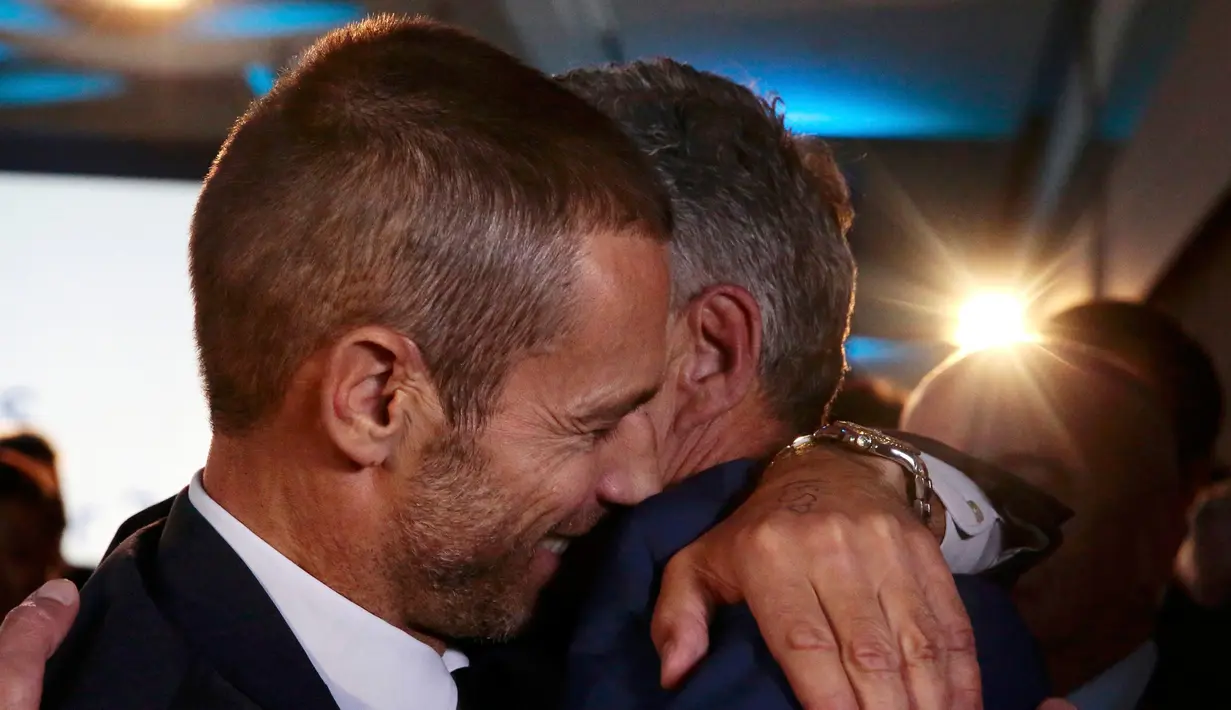 Presiden baru UEFA Aleksander Ceferin sebelumnya dan hingga kini menjabat sebagai Ketua Slovenian Football Association, Athena, Yunani, Rabu (14/9). Ceferin menggantikan Michel Platini yang mengundurkan diri. (Reuters/Alkis Konstantinidis)