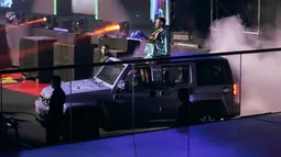 Bobby Saputra menaiki mobil ketika memasuki arena bertanding laga Superstar Knockout Vol . 2 di Jakarta International Velodrome, Rawamangun, Jakarta Timur, Sabtu (7/12/2024).