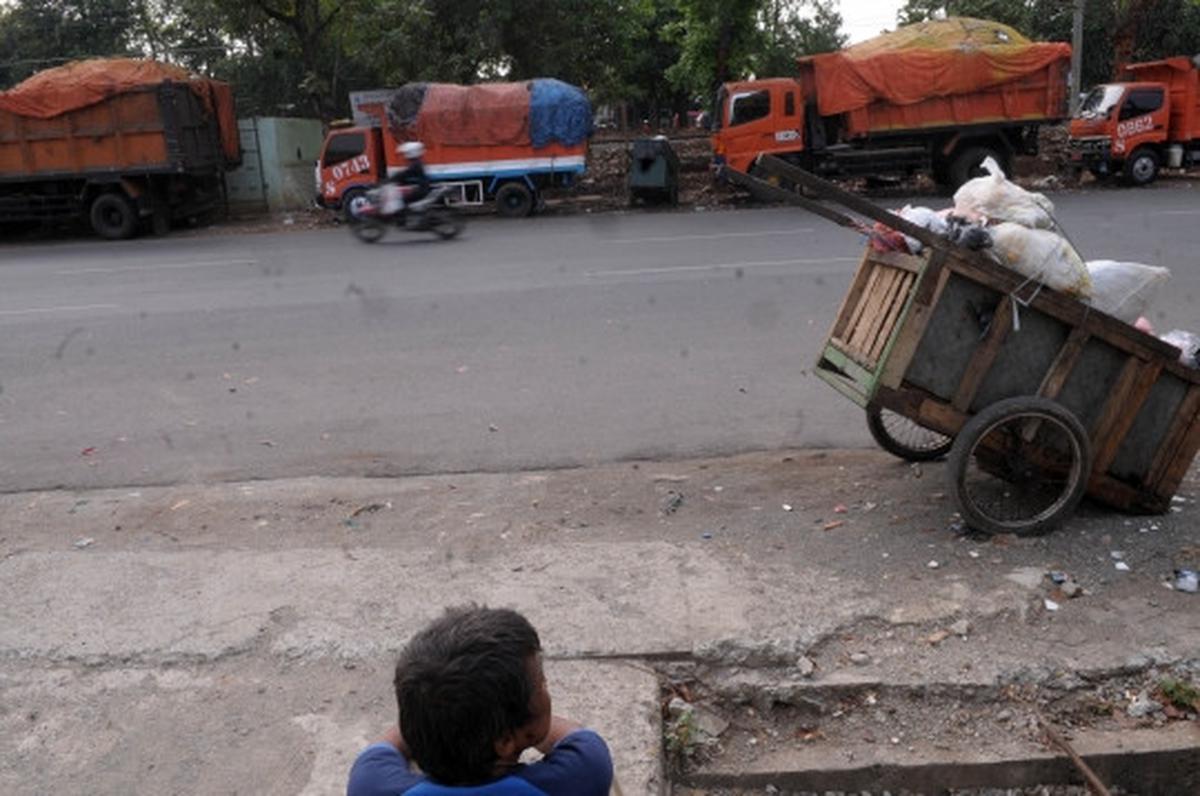 Akses ke Bantargebang diblokir, truk sampah DKI terlantar