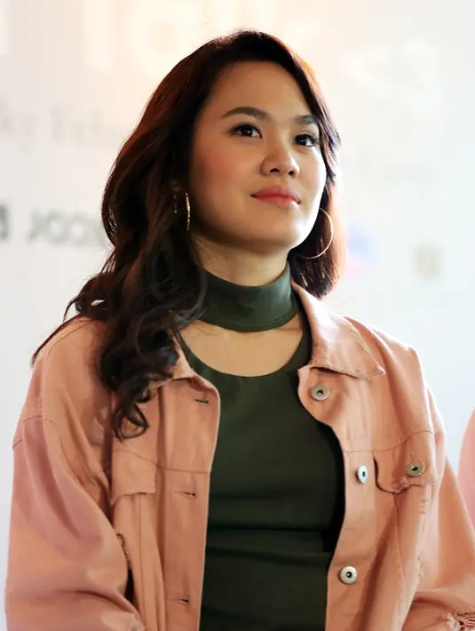 "Aku udah target untuk challanges sendiri, aku mau buat sesuatu yang baru dan berbeda. Aku pernah buat yang ballet, aku belum pernah coba yang seperti ini yang elektronik. Pas aku diizinkan rekaman di sana, aku lakukan," ujarnya.(Deki Prayoga/Bintang.com)