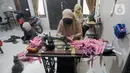 Ibu-ibu PKK membuat masker kain di Desa Bojongkulur, Gunung Putri, Bogor, Jawa Barat, Kamis (9/4/2020). Saat pelaksanaan isolasi mandiri akibat COVID-19 di rumahnya masing-masing, ibu-ibu PKK ini membuat masker untuk dibagikan secara gratis kepada warga sekitar. (merdeka.com/Arie Basuki)