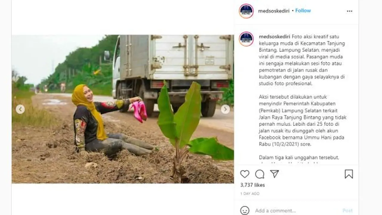 Wanita Ini Berpose Seperti Model di Jalanan Rusak dan Berlumpur