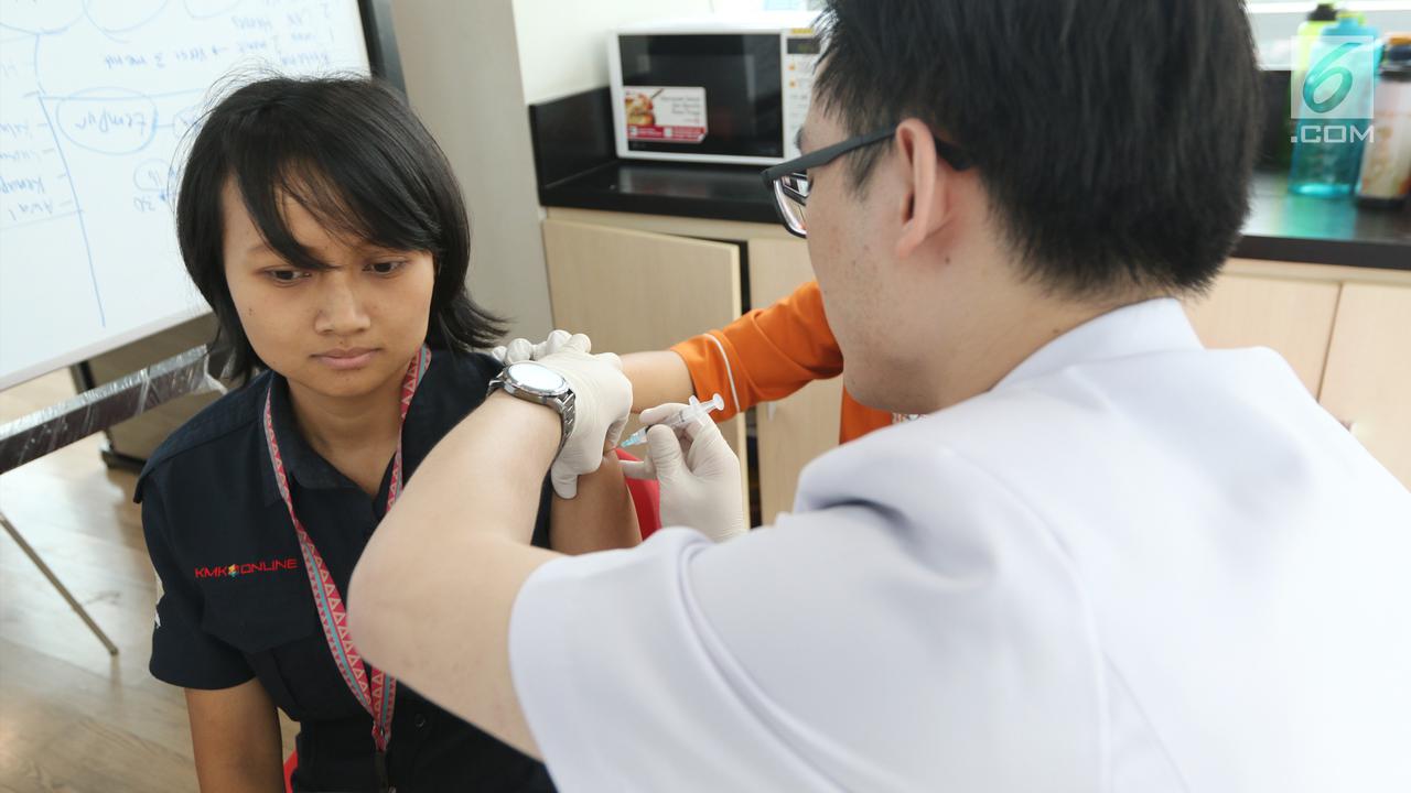 Karyawan Liputan6.com mengikuti vaksin Difteri massal