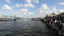 Warga berkumpul di sepanjang pantai Laut Mediterania selama pencarian korban dalam insiden tenggelamnya perahu yang mengangkut imigran di Al-Beheira, Mesir, Kamis (22/9). (REUTERS/Mohamed Abd El Ghany)
