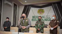 Gubernur Jawa Barat Ridwan Kamil saat mengikuti Rapat Gugus Tugas Percepatan Penanggulangan COVID-19 Jabar di Markas Komando Daerah Militer III/Siliwangi, Kota Bandung, Senin (20/4/20). (sumber foto: Humas Pemprov Jabar)