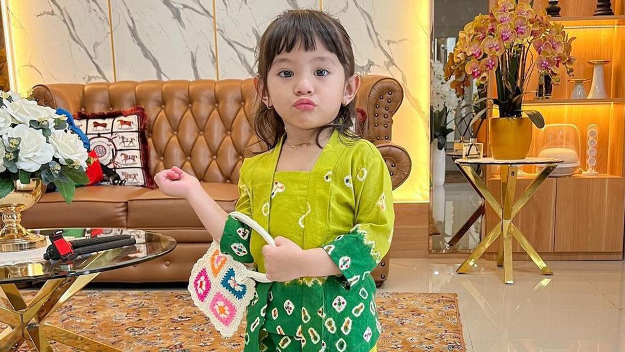 4 Ide Baju Lebaran Anak Perempuan, Para Putri Selebriti Jadi Inspirasi
