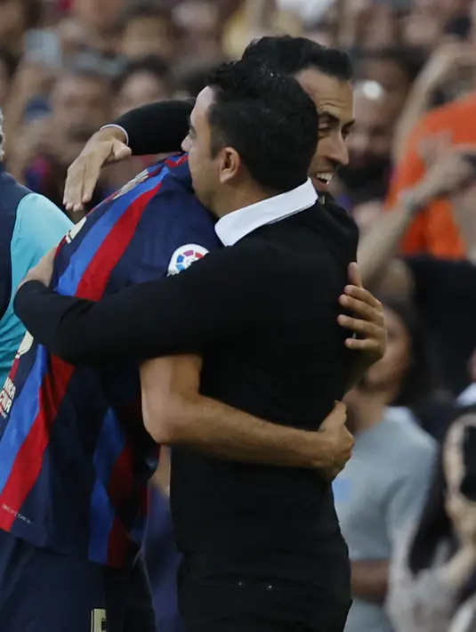<p>Berbeda dengan Alba, Busquets memegang mikrofon dan berbicara dengan senyum yang tak lepas dari wajahnya. (AP Photo/Joan Monfort)</p>