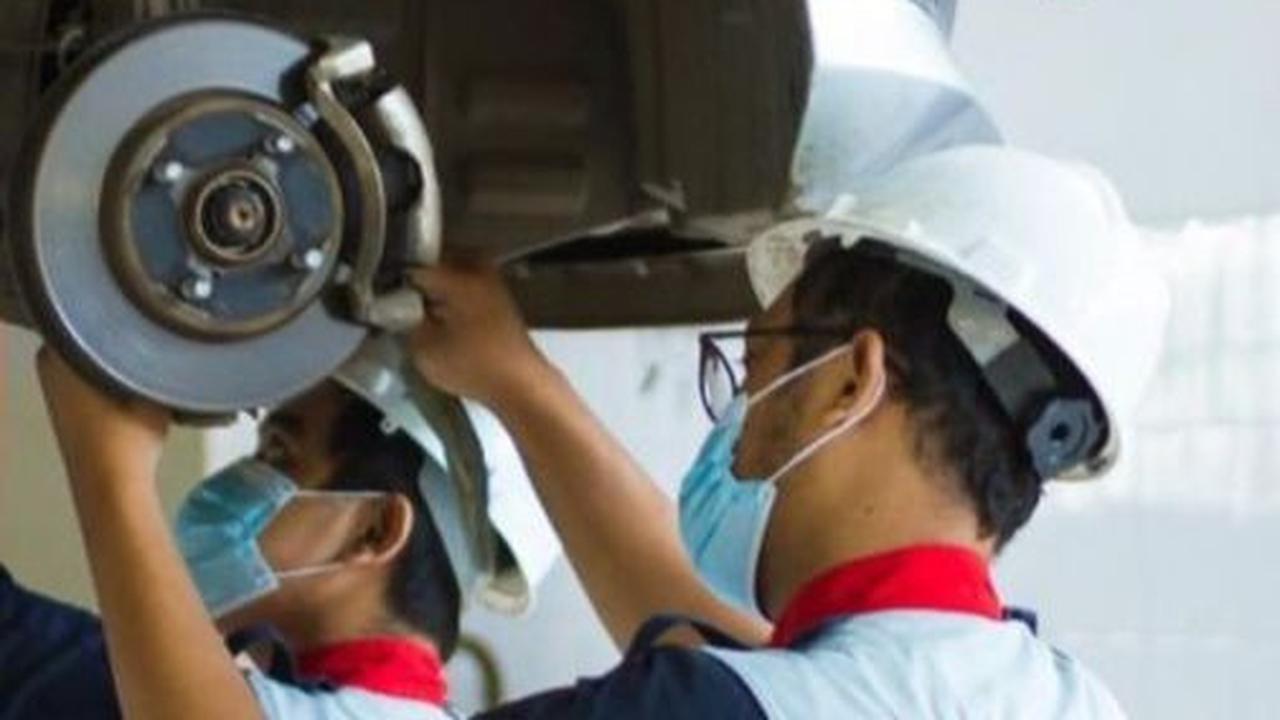 5. Mobil menggunakan ban