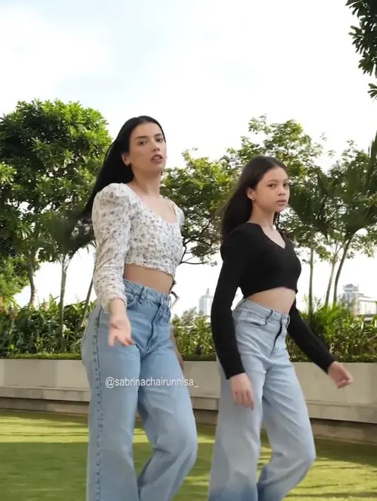Tampil kompak, Sabrina dan Nada pakai crop top lengan panjang, dipadu light denim, & crocs.