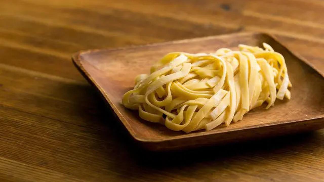 Trik Memisahkan Mie Basah Instan yang Bikin Memasak Jadi Lebih Mudah
