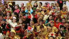 Sejumlah anak-anak mengenakan pakaian adat bersiap mengikuti Festival Prestasi Indonesia di JCC Senayan, Jakarta (21/8). Acara ini diikuti oleh ratusan siswa dari sejumlah sekolah. (Liputan6.com/Johan Tallo)
