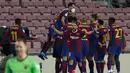 Para pemain Barcelona merayakan gol kedua ke gawang Sevilla yang dicetak bek Gerard Pique dalam laga leg kedua semifinal Copa Del Rey 2020/21 di Camp Nou Stadium, Rabu (3/3/2021). Barcelona menang 3-0 melalui extra time dan lolos ke babak final. (AP/Joan Monfort)