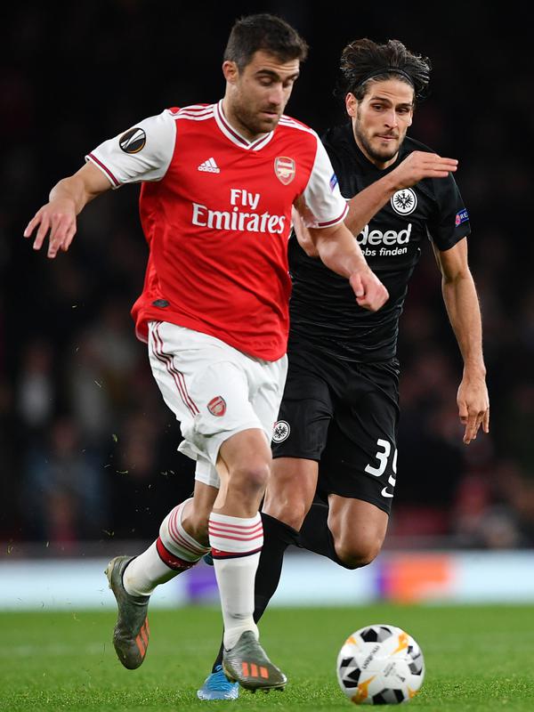 Bek Arsenal, Sokratis Papastathopoulos (kiri) mengontrol bola dibayangi pemain Eintracht Frankfurt pada matchday kelima Grup F Liga Europa di Emirates Stadium, London, Kamis (28/11/2019). Arsenal ditaklukkan Eintracht Frankfurt dengan skor 1-2 di kandang mereka sendiri. (DANIEL LEAL-OLIVAS/AFP)